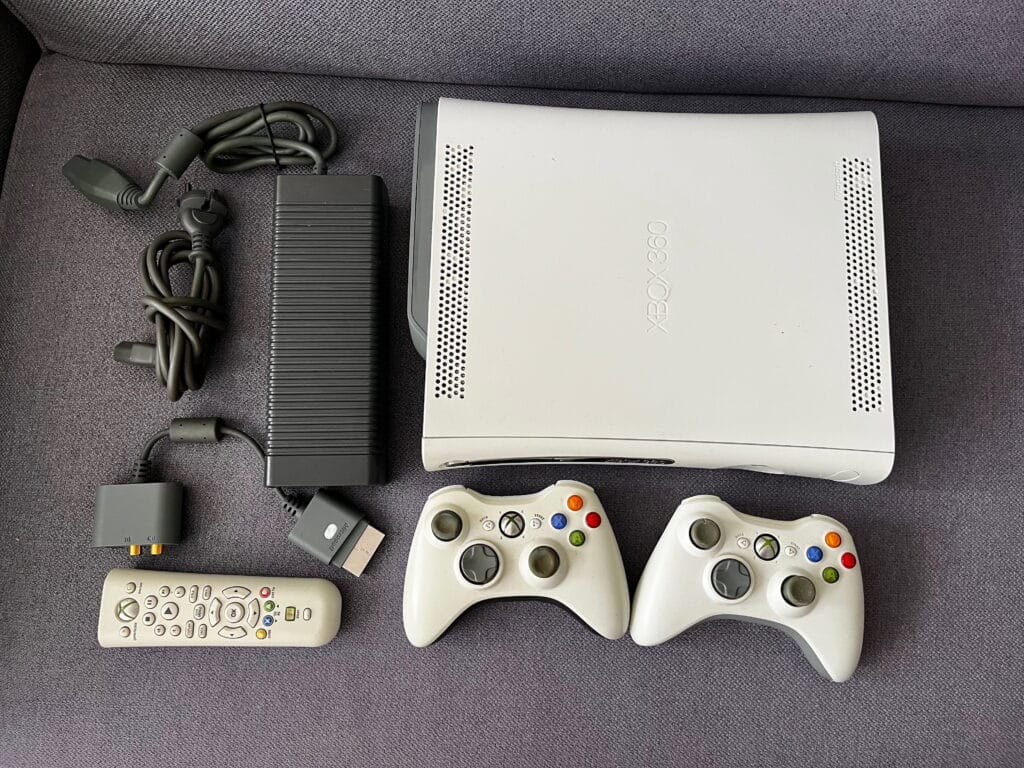 Zestaw Xbox 360 (Płyta FALCON) + 2 Pady + Pilot + Zasilacz + Gra PES 2011